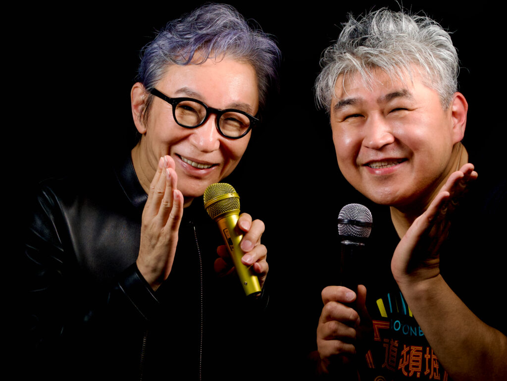 ハンドマイクを持って笑顔で並ぶ古舘伊知郎と田中泰延