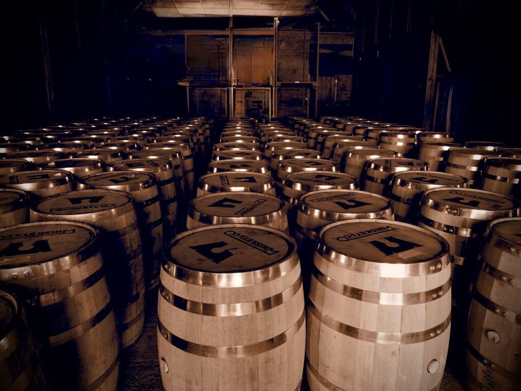 縦に並ぶ、「Whiskey&Co.」の焼印が押されたウイスキーの新樽