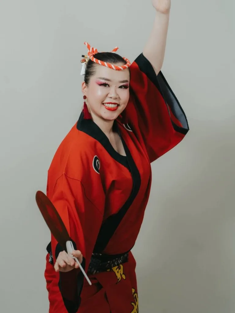 寶船の赤い衣装を着た米澤萌さん